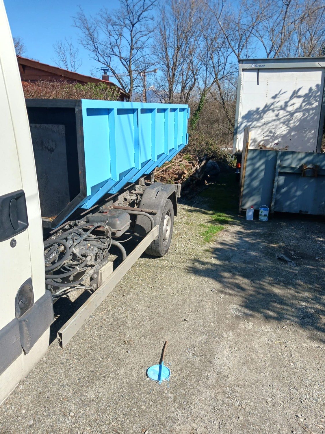 Benne bleue Isère Débarras posée sur camion